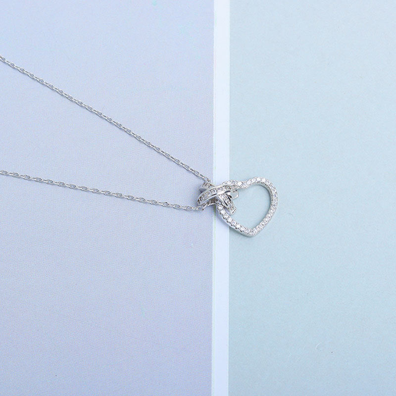 S925 sterling silver collarbone necklace with a female